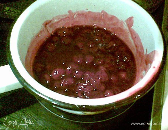 Для вишневой начинки, вишню засыпать сахаром и поставить на медленный огонь.Крахмал развести в 5 ст.л воды.Вишню проварить минут 7-10, затем тонкой струйкой влить крахмал, проварить до состояния жидкого киселя.Остудить.  