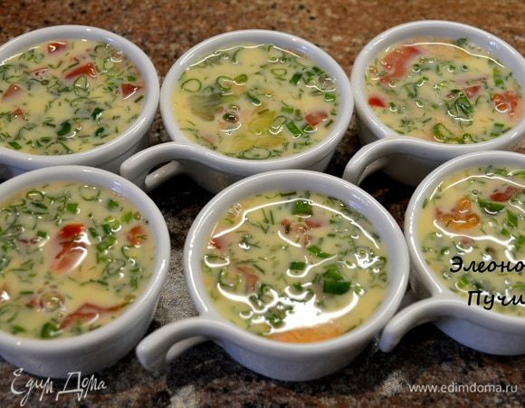 заливаем взбитыми яйцами со сливками и мелко порезанным укропом,посолить,залить помидоры,не доходя до края кокотниц.