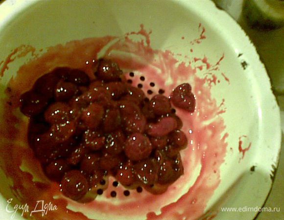 Вишню процедить. В  сироп добавить вишневую наливку или ликер.