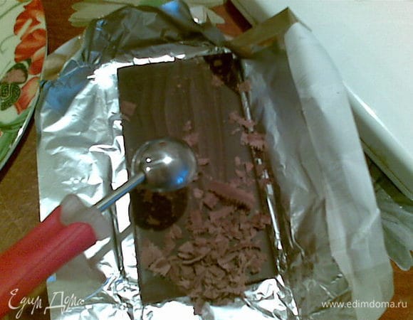 Сделать шоколадную стружку( я делала с помощью ложки для мороженого)