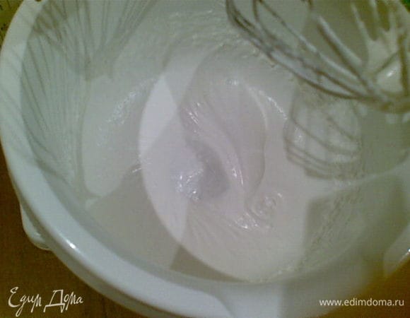 Сливки взбить, в конце добавить просеянную сахарную пудру.Перемешать.