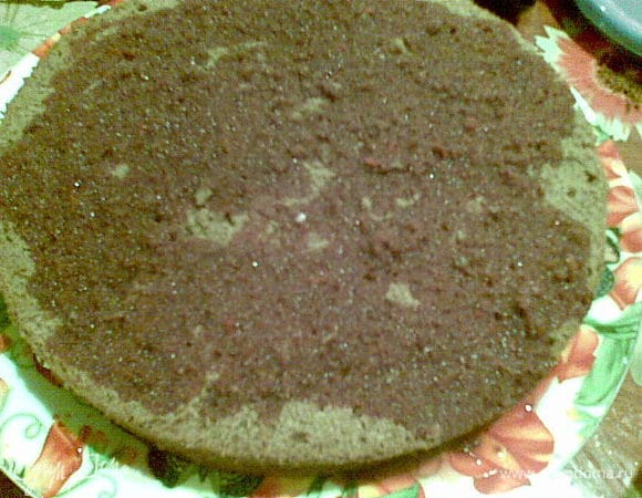 Укладываем корж,обильно пропитываем вишневым сиропом.