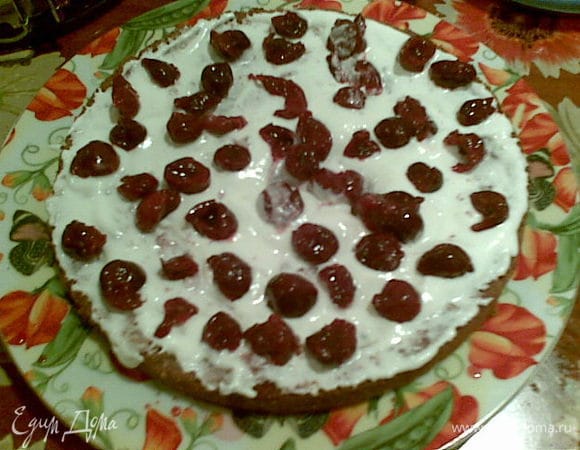 Затем взбитые сливки, на сливки вишню (немного вишни оставить для украшения)