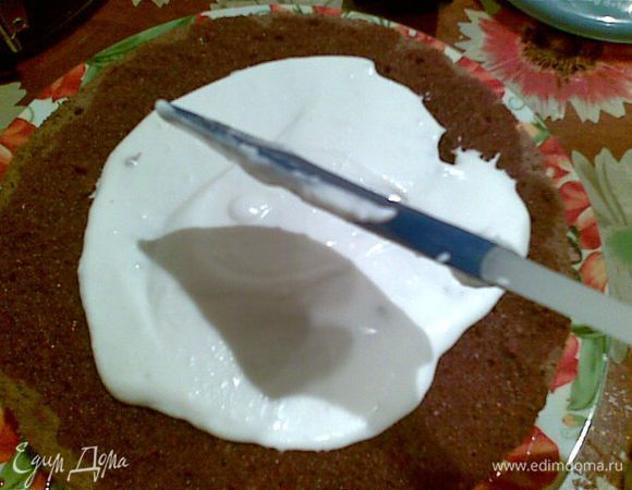 еще корж,пропитываем, на него только взбитые сливки. 