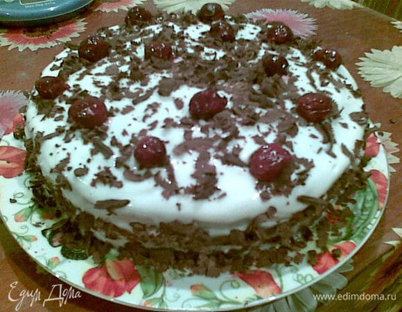 Обмазываем сливками верх  и бока торта.Посыпаем стружкой из шоколада, украшаем вишней из сиропа или свежими вишенками с веточкой!Приятного аппетита!
