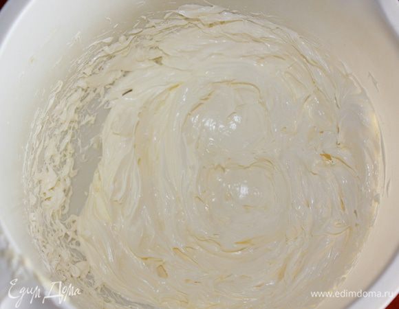 Для приготовления кекса берите сливочное масло хорошего качества, обязательно мягкое (комнатной температуры). Сливочное масло взбить в пышную массу, в течении 5-6 минут, пока не побелеет. 