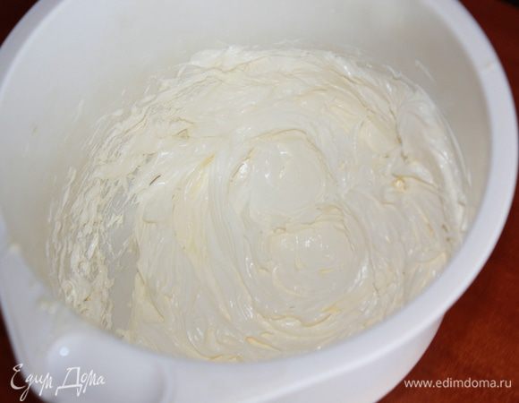 Добавить порциями сахарную пудру и еще раз тщательно взбить 8-10 минут. На этом этапе смесь похожа на крем. 
