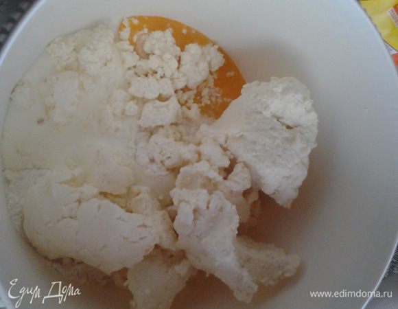 Начинка. Приготовьте заранее начинку(она должна постоять, чтобы сахар растворился или можно использовать сахарную пудру). Для этого все ингредиенты сложите в миску и перемешайте миксером