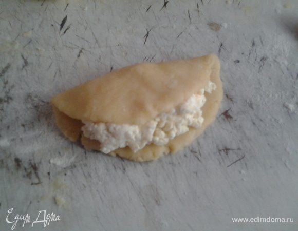 Разделите тесто на 6 равных частей. Каждую часть скатайте в недлинную колбаску и раскатайте на присыпанном мукой столе до толщины 5 мм. Положите на каждую часть теста по 1/6 начинки. Начинку накрывайте половиной теста так, чтобы она была видна