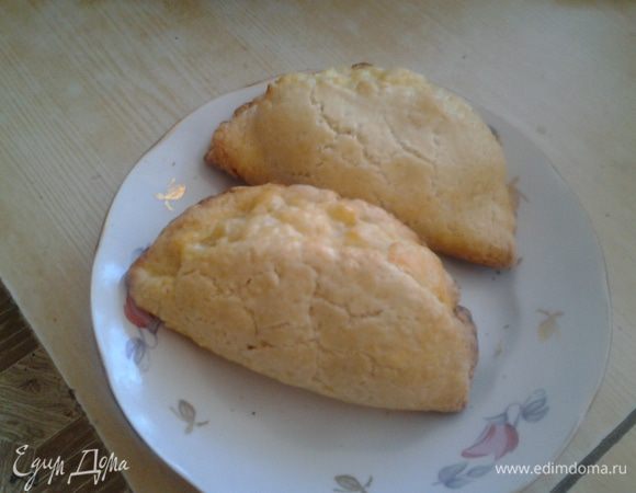 Желток смешайте с водой и смажьте сочники -  и тесто, и начинку. Пеките в предварительно разогретой до 200С духовке в течение 25-30 минут до легкого подрумянивания