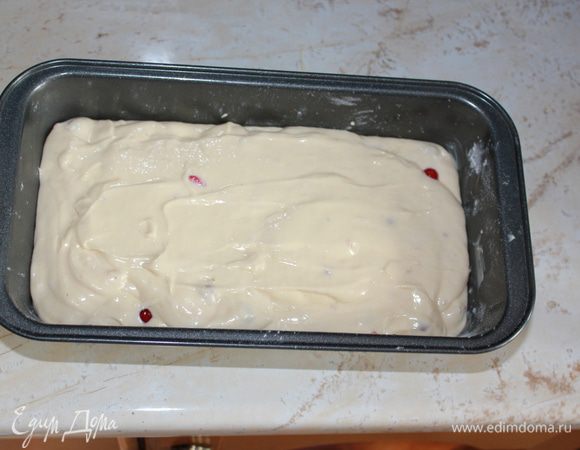 Форму смазать сливочным маслом, присыпать мукой, лишнее стряхнуть. Если используете силиконовую форму, то смазывать маслом не надо. 