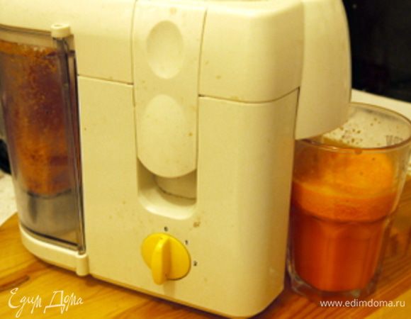 Почистить морковь и отжать из неё сок в соковыжималке.