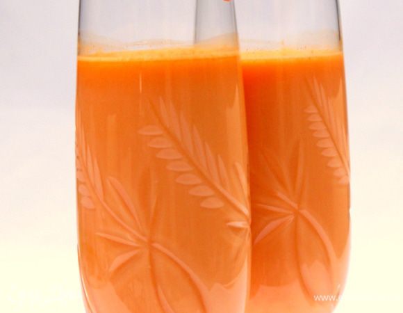 Перемешать, добавить щепотку мусктного ореха и ванилина.
Подать очень холодным. Можно добавить лёд.