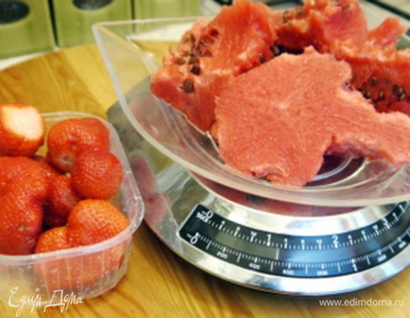 Быстро ополоснуть клубнику, чтобы она не впитала слишком много влаги.
Отрезать чашелистики. Несколько ягод оставить на украшение.
Мякоть арбуза очистить от семян.
Нарезать клубнику и арбуз на куски и пюрировать в погружном блендере, добавив две ложки сахара (количество сахара по вкусу можно увеличить). Сок, который образуется при нарезании фруктов, тоже слить в блендер.
Влить йогурт в ёмкость. Если йогурт натуральный, добавить 2 ст.ложки сахара и ванилин. Если же йогурт ванильный, то добавьте немного сахара по вкусу.
Оставить фруктовое пюре и йогурт в холодильнике, чтобы они охладились.
В высокие стаканы влить сначала йогурт, а затем на него медленно ложкой опустить фруктовое пюре.
Украсить фруктами на шпажках и подать.
