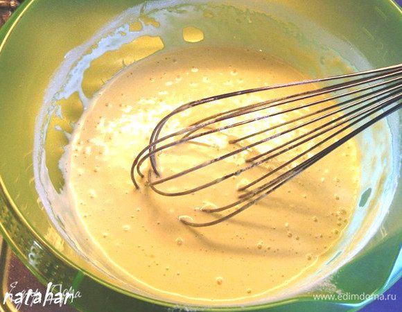 Творог, сахар и яйца взбить венчиком в однородную массу.