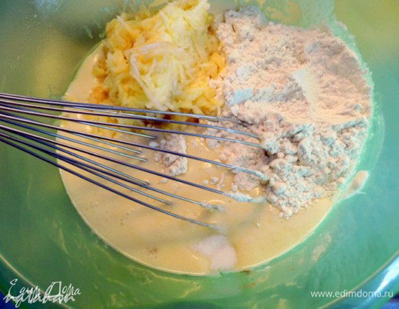 Тщательно перемешать. Яблоки вымыть, обсушить и очистить от кожуры. Разрезать пополам и удалить сердцевину. Протереть их на мелкой тёрке. Выложить яблочную массу, ванильный сахар и муку в творожную смесь.