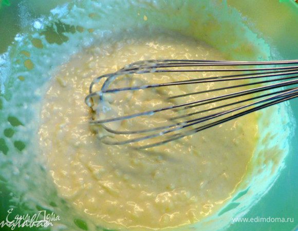 Аккуратно перемешать венчиком до однородной смеси,