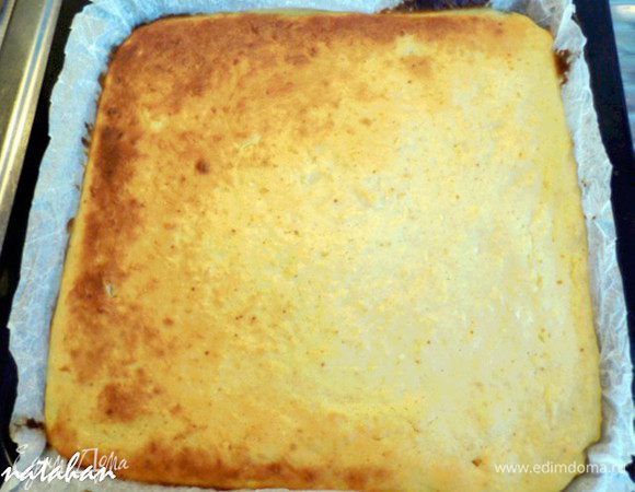 Проверить готовность Коврижки деревянной шпажкой и оставить её в противне остывать на 15 минут.