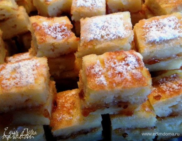 Поверхность Коврижки присыпать сахарной пудрой. Разрезать её на небольшие кусочки, которые выложить на блюдо. 