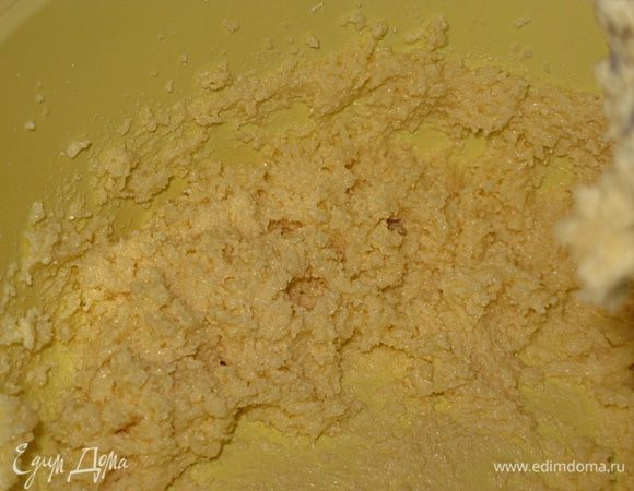 Сахар и масло взбить 7-8 мин. Смесь получается крошковатая.
