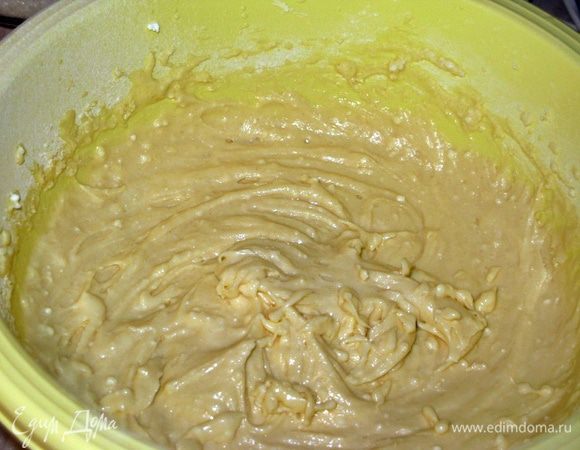 Добавить творог. Взбить до однородности. Вбить по одному яйца, перемешивая миксером. Смешать муку с разрыхлителем, всеять. Хорошо, но быстро размешать миксером. 