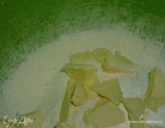 Просеять в миску муку с солью. У нас блинную муку давно не продают, поэтому я использовала пшеничную, к которой добавила щепотку сахара, 1/4 ч ложки разрыхлителя и 1 ст. ложку сухого молока. Добавить масло и растереть в крошку.
