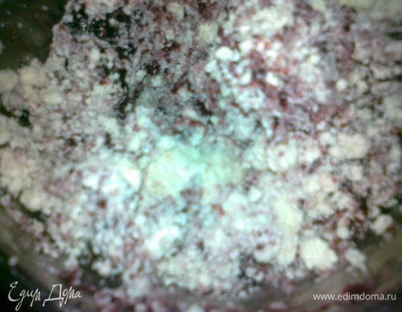 творог смешать с ягодами и добавить ванильный сахар