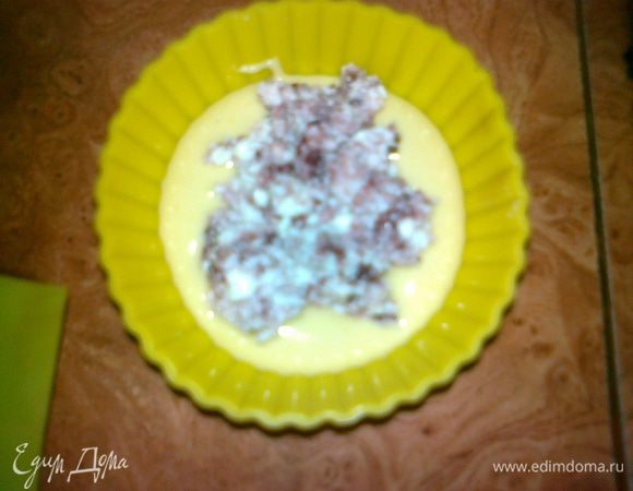 взять формы на дно положить по ложке теста, в серединку уложить начинку