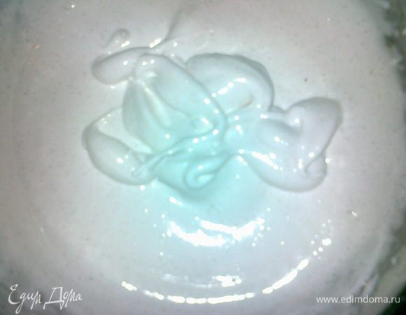 делаем глазурь,взять белки добавить лимон.сок и взбивать до мягких пиков,затем всыпать пудру и поставить на водяную баню и взбивать 2-3 мин,снять с бани и взбивать еще пару минут,можно покрывать кексы