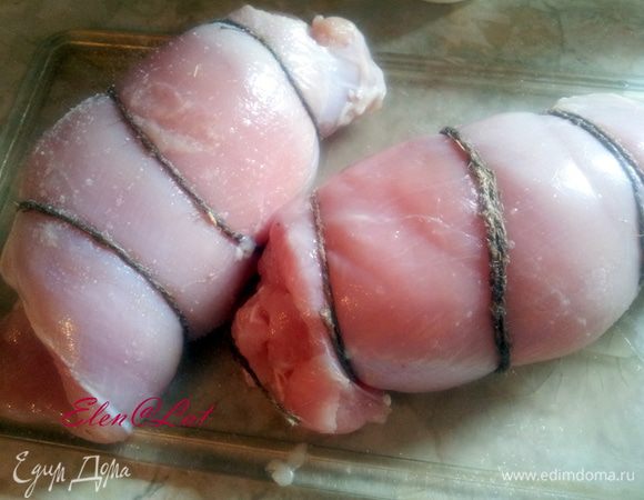 Грудку индейки помыть, натереть солью. перцем, свернуть рулетом и обвязать бечевкой.