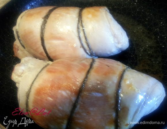 Обжарить индейку в растительном масле до золотистого цвета, примерно по 5 минут с каждой стороны. Дать остыть и затем снять бечевку.