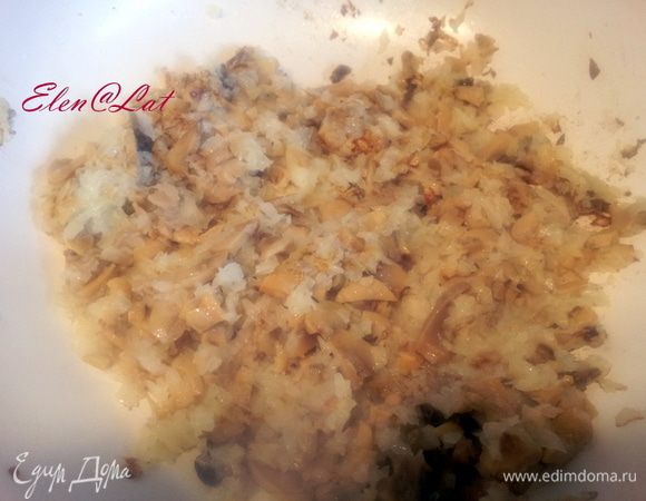 Репчатый лук мелко нарезать и обжарить в растительном масле вместе с мелко нарезанными шампиньонами.