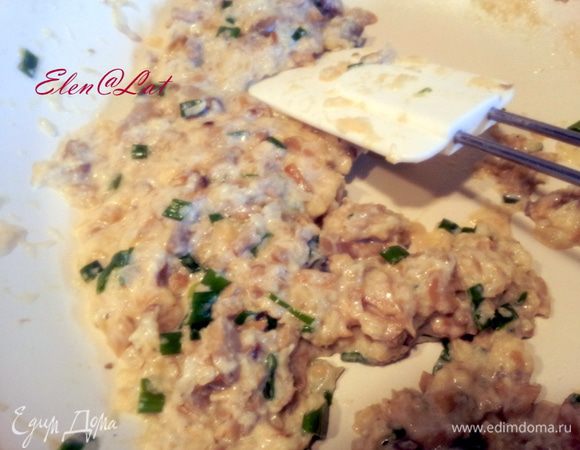 Затем поперчить и посолить, добавить панировочные сухари и влить сливки.Добавить мелко нарезанную петрушку.