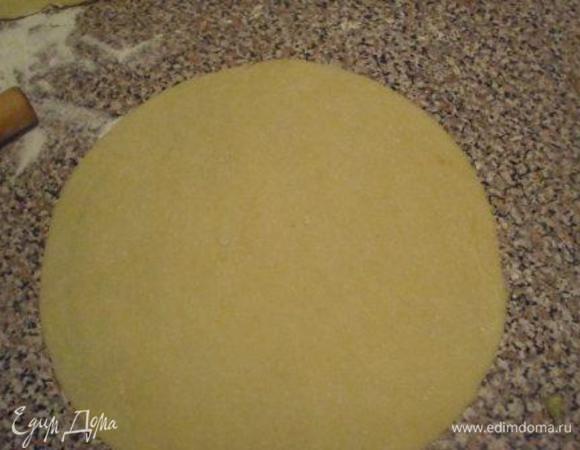 Влить молоко с яйцом и вымесить до образования однородного теста.
Сформировать шар, раскатать в круг диаметром 23 см, с помощью подходящей тарелки обрезать края. Я люблю, чтобы теста было поменьше, поэтому раскатала потоньше и у меня получилось две пиццы :) указанного диаметра. 

