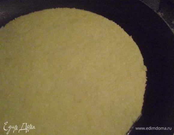 Смазать сковороду растительным маслом и выложить в неё тесто. 
