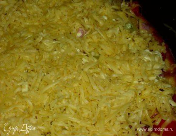 Обжарить на сильном огне 5-7 минут (я жарила на среднем огне в течении 10 минут). Сковороду снять с огня, перевернуть лепешку, выложить  буженину, помидор, присыпать базиликом, сверху сыр. Сковороду вернуть на огонь, я закрывала крышкой.