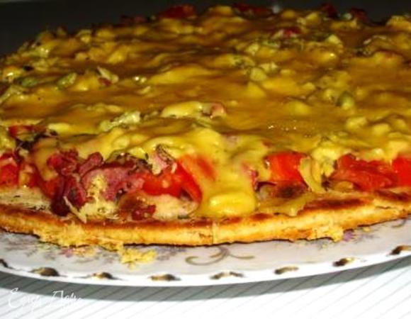 Пока тесто испечется с другой стороны, начинка будет готова. 