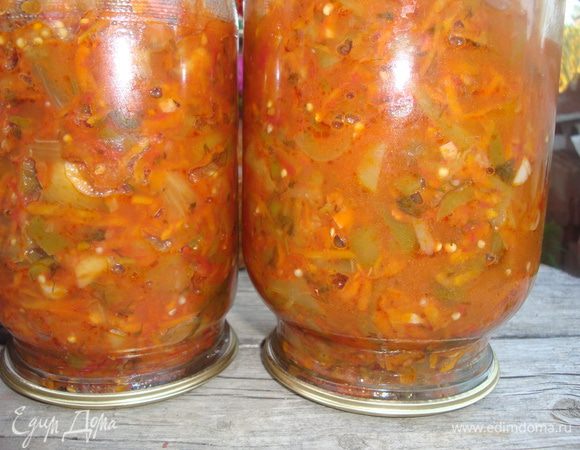 Приготовьте маринад из измельченых томатов, сахара, соли, растительного масла. Доведите до кипения.