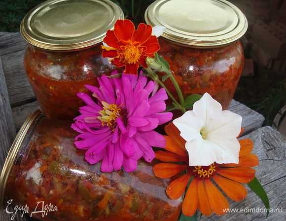 Разлейте по стерелизованным банкам и закройте крышками. Укутайте и оставьте до полного остывания. Приятного аппетита!