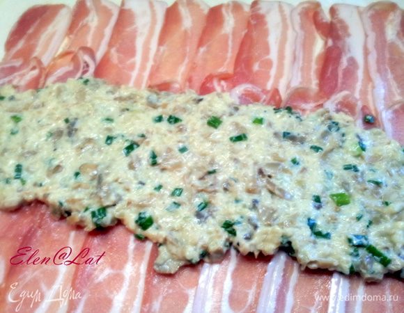 На середину бекона выложить половину начинки из грибов.