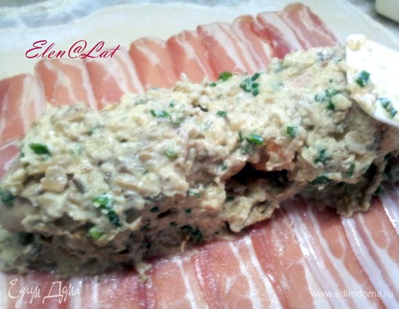 Затем по центру положить грудку индейки. И накрыть второй половиной начинки.