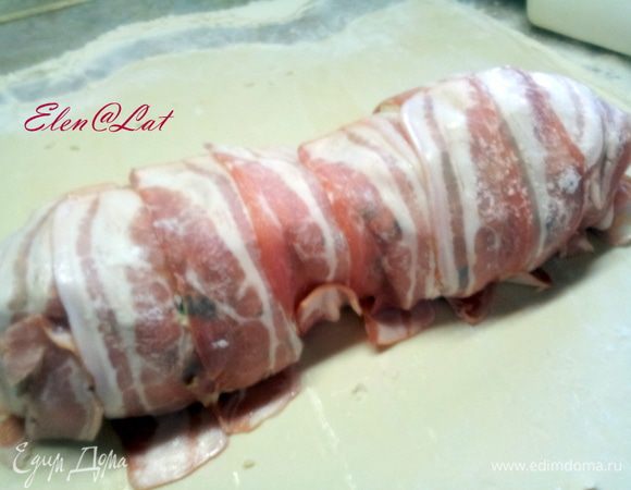 Затем все накрыть полосками бекона, как бы завернуть в бекон. Обязательно беконом закрыть все пустые места.