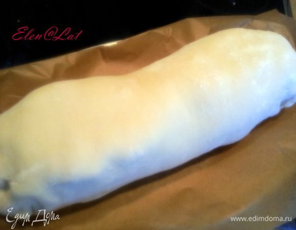 Обрежьте тесто по краю для украшения. 