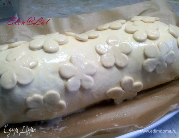 Из теста можно вырезать цветочки, листочки все что душе угодно и украсьте Ваш рулет.Но перед тем как украшать выложите его швом вниз на противень застеленный пергаментом