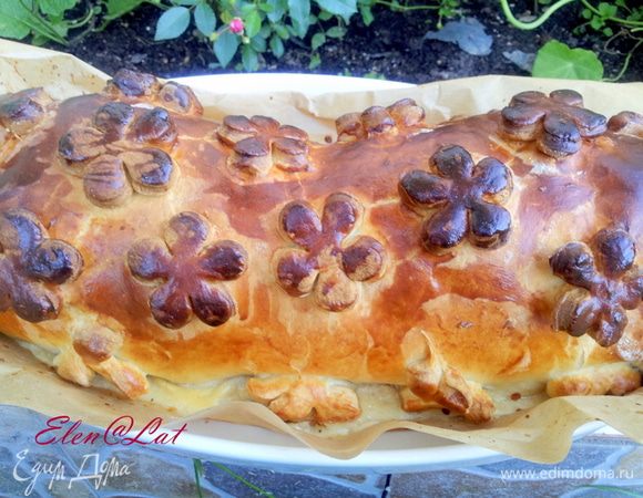 Перед тем как ставить в духовку, надо смазать рулет яйцом. Запекать рулет в разогретой до 200С духовке, примерно 1-1,20 
После того как Вы достанете рулет из духовке дайте ему минут 10-15 отдохнуть и порезав на порционные куски подавайте к столу. 
К рулету подойдет соус из брусники, красной смородины. 
Рулет очень вкусный и без сомнения никого не оставит равнодушным.
Приятного аппетита!!!!