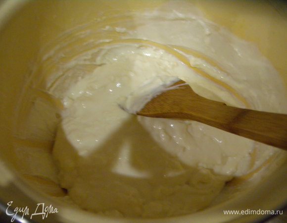 В кастрюле расплавьте масло.Добавьте муку, быстро смешивайте.Как только мука станет золотистой, начинаем медленно вливать молоко. небольшими порциями. Помешивает. И т д не снимая с огня. Дать закипеть и варить-мешать пару минут пока не загустеет. 