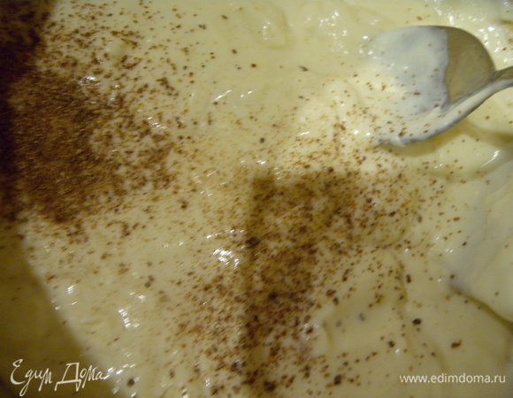 Далее снять с огня и добавить соль по вкусу потереть мускатный орех. Хорошо перемешать.