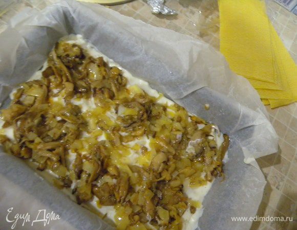 Формируем лазанью. Я использую готовые листки. Выбрать форму для запекания. Дно формы полить соусом. Уложить листы. Полить соусом. Грибы... 