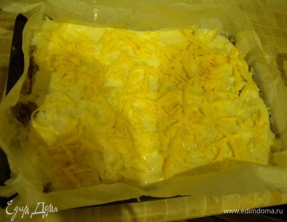 Верх: соус поверх листа и сыр. Отправляем  в духовку и запекаем до готовности. 