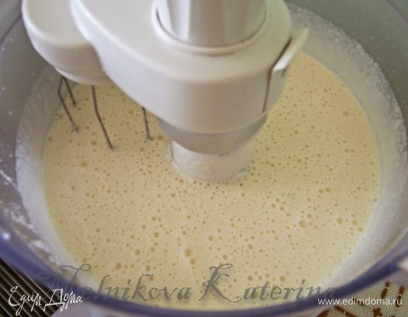 Взбить яйца  с сахаром до белой пены. 